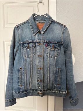 Levi's Light Blue Denim Jacket - Classic Trucker Style